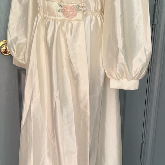 Val.Mode Vantage Lace Trim Embroidery detail ivory Long Robe. Size Medium - Picture 13 of 15